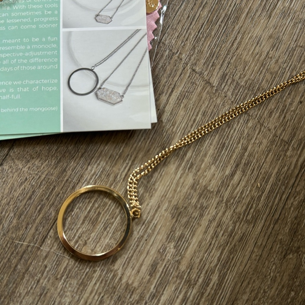 Mint mongoose circle necklace